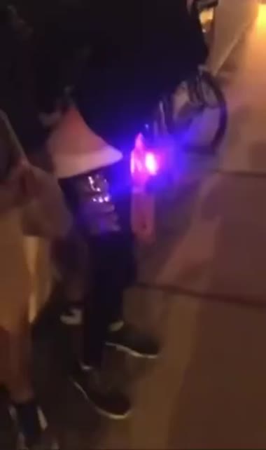 Foder um estranho em público à noite