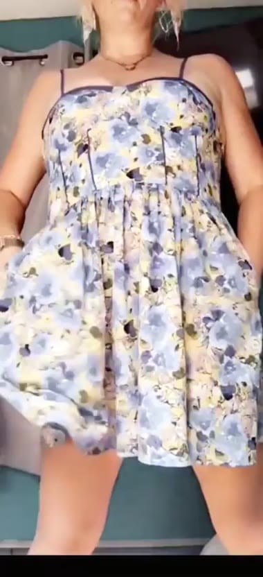 My dress has pockets!!